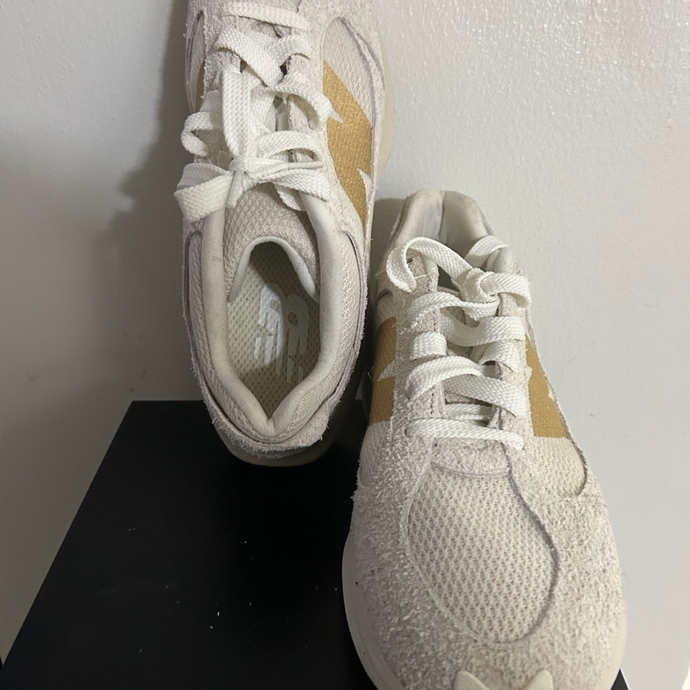New balance sneakers hardly worn - Picture 2 of 4